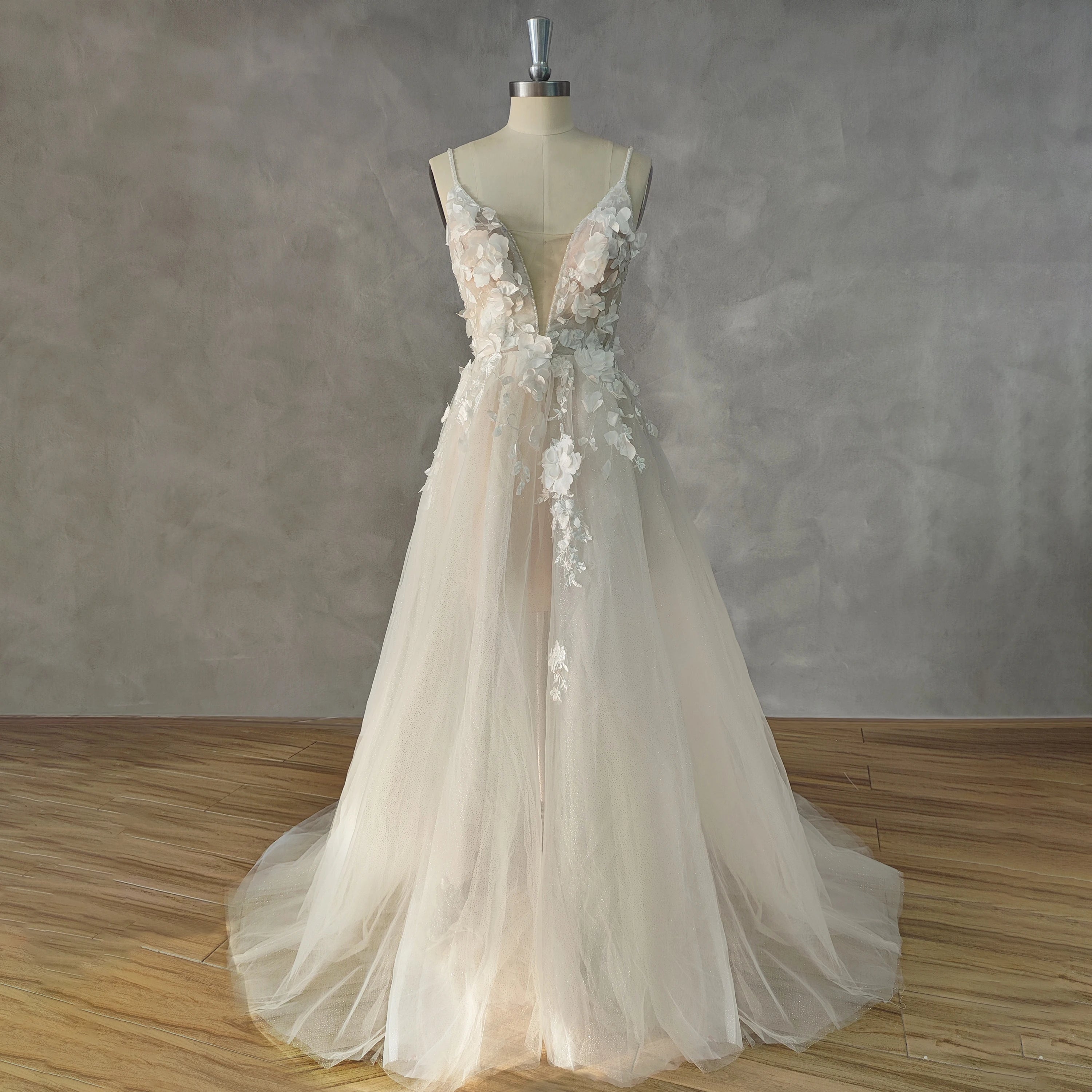 Deep V-Neck Sleeveless 3D Appliques Tulle Wedding Dress Open Back A-Line Court Train Bridal Gown